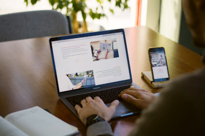 Personne lisant des avis en ligne sur un ordinateur portable